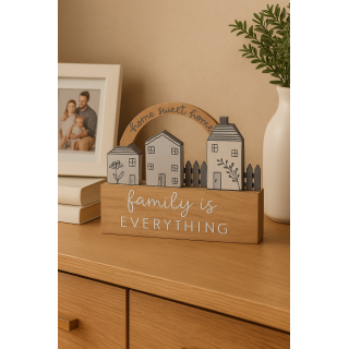 لوحة منازل خشبية صغيرة – الأسرة هي كل شيء لوحة منازل خشبية صغيرة – الأسرة هي كل شيء