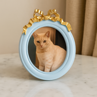 برواز صور دائري أزرق فاتح بفيونكة ذهبية - 10×10 سم برواز صور دائري أزرق فاتح بفيونكة ذهبية - 10×10 سم